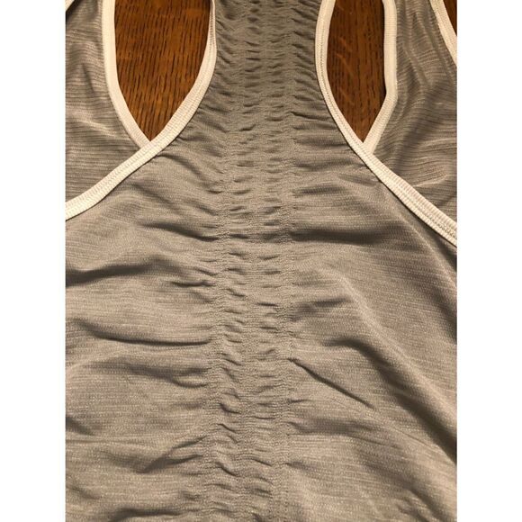 Lululemon Runner Up Tank
Heathered Medium Grey / Wee Stripe White Silver Spoon - Picture 13 of 16